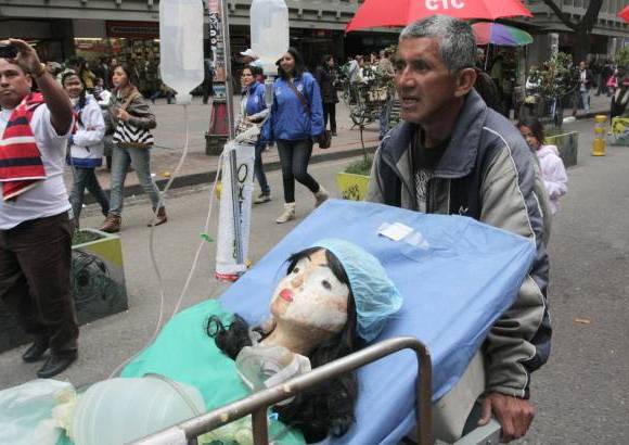 Colprensa - En Cartagena, la Asociaci&#243;n Nacional Sindical de Trabajadores y Servidores P&#250;blicos de la Salud, Seguridad Social Integral y Servicios Complementarios de Colombia, Anthoc, Seccional Bol&#237;var, se unieron a esta jornada por medio de un plant&#243;n organizado desde las 10:00 de la ma&#241;ana en la Torre del Reloj.