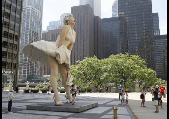 AP - Curiosos se re&#250;nen alrededor de una escultura de Marilyn Monroe, en Palm Springs, California, Estados Unidos.