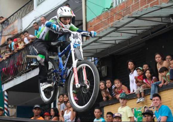 Hernán Vanegas - Agilidad y mucho vuelo en el downhill urbano.