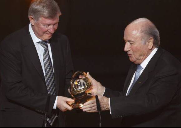 Reuters - El escoc&#233;s Sir Alex Ferguson, entrenador del Manchester United, recibi&#243; de la Fifa la Distinci&#243;n Presidencial por su dilatada y exitosa carrera en la direcci&#243;n t&#233;cnica.