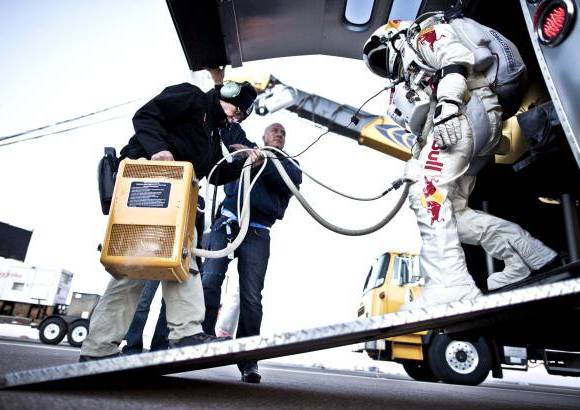 Reuters - El austríaco Felix Baumgartner se dirige a la cápsula que debe llevarlo a la estratosfera para su salto.
