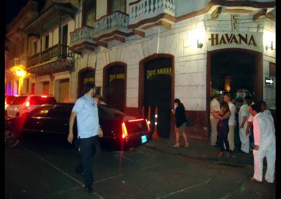 Ra&#250;l Palacios - La rumba de Cartagena contagia hasta a los personajes m&#225;s prestantes y ocupados del mundo. Por si alguien dudaba de ello, la noche del s&#225;bado lo confirm&#243; la segunda funcionaria m&#225;s importante del gobierno de E.U., Hillary Rodham Clinton, quien por aquellas cosas de la diversi&#243;n y quiz&#225; por algo m&#225;s desafiante lo hizo en el bar La Havana y con m&#250;sica cubana.