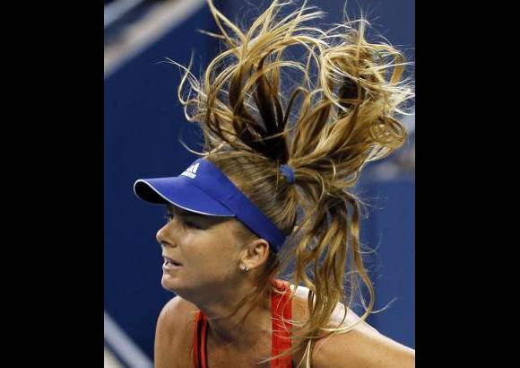 Reuters - Daniela Hantuchova de Eslovaquia en pleno servicio en el U.S Open de Tenis en Estados Unidos.