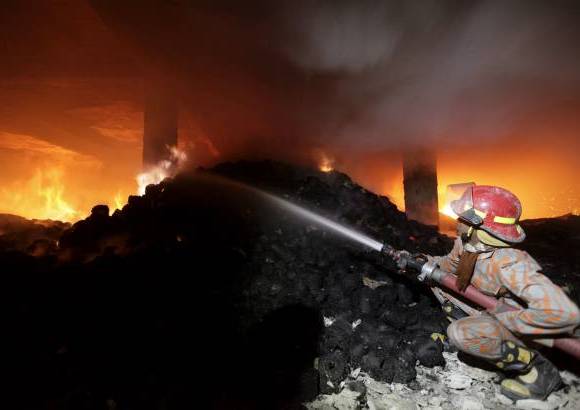 AP - Quince veh&#237;culos de bomberos lucharon contra las llamas con ayuda de los lugare&#241;os.