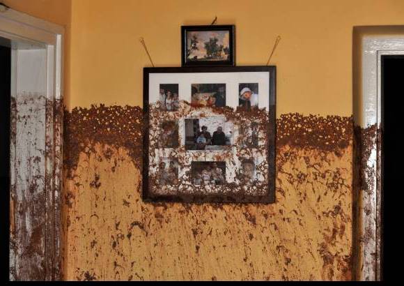 AP - Se intenta evitar que el barro cargado de metales pesados se convierta en polvo y la polución se propague por el aire.