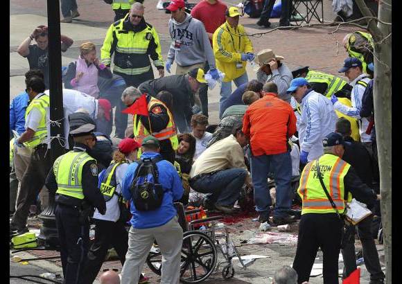 AP - Los organizadores del maratón de Boston dijeron que las explosiones fueron causadas por bombas y trabajan con las autoridades para determinar qué sucedió.