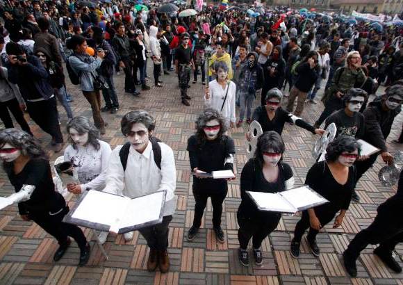 Reuters - La llamada Jornada Nacional de Movilización comenzó con concentraciones en los establecimientos educativos y siguió con marchas hacia los centros de las capitales.