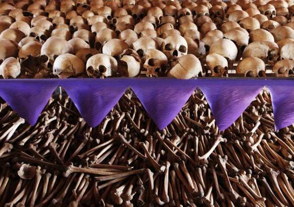 Reuters - Los cráneos y huesos de víctimas ruandesas descansan en los estantes en un memorial del genocidio, en el interior de la iglesia de Ntarama, a las afueras de la capital, Kigali. El país, con ocho millones de habitantes, se convirtió en solo tres meses una inmensa fosa común ante la pasividad del mundo.