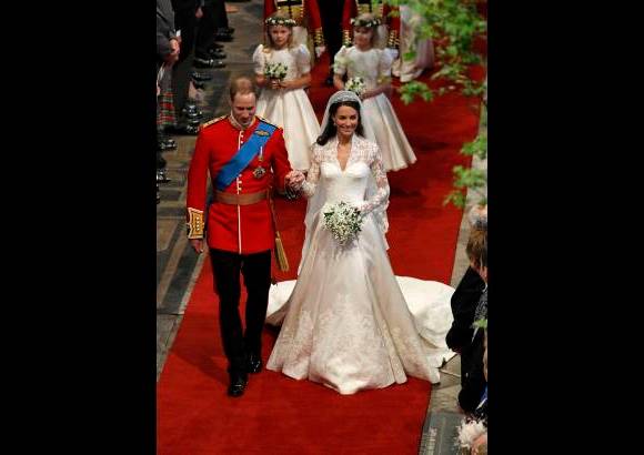 Reuters - La novia, que llev&#243; el pelo suelto, destac&#243; por su elegancia con un traje dise&#241;ado por Sarah Burton, directora creativa de la firma Alexander McQueen, el fallecido dise&#241;ador brit&#225;nico.
