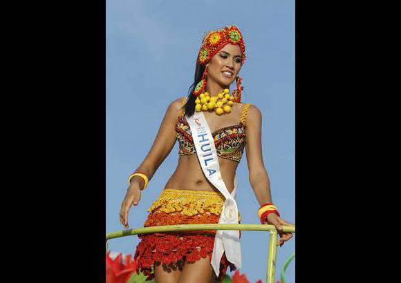 Foto Colprensa - Cartagena se convirti&#243; en un gran carnaval, con el tradicional desfile de carrozas, que dio inicio a las fiestas populares y a las actividades centrales del Concurso Nacional de Belleza. Las 25 candidatas estuvieron radiantes.