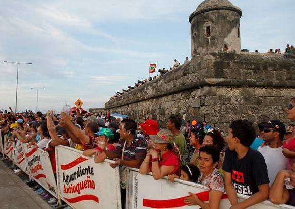 Foto Colprensa - Cartagena se convirti&#243; en un gran carnaval, con el tradicional desfile de carrozas, que dio inicio a las fiestas populares y a las actividades centrales del Concurso Nacional de Belleza. Las 25 candidatas estuvieron radiantes.