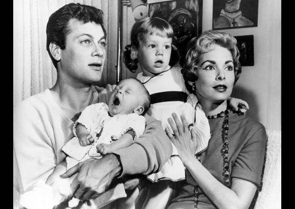 AP - Tony Curtis y Janet Leigh posan para la foto con sus hijas Kelly y Jamie Lee, enero 16 de 1959.