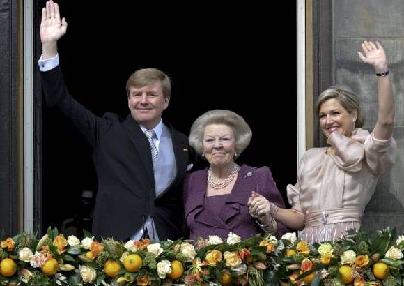 Reuters - El nuevo rey Guillermo Alejandro, su madre la reina saliente Beatriz y la nueva reina consorte Máxima, saludan a la multitud ubicada en las afueras del Palacio Real de Holanda.