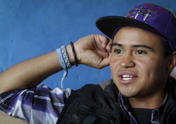 Colprensa - Juli&#225;n, nacido en Soacha, Cundinamarca, empez&#243; su batalla legal y personal desde su adolescencia. El primer gran paso fue enfrentarse a su familia. En adelante, busc&#243; ayuda legal, ya que en su EPS no quer&#237;an cubrir el complejo procedimiento quir&#250;rgico. Hasta que con la ayuda de la Defensor&#237;a del Pueblo el anhelado fallo vio la luz.