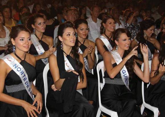 Colprensa - Muy animadas estuvieron las candidatas en el Club de Profesionales.