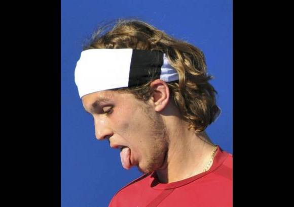 Reuters - El eslovaco Lukas Lacko, a pesar del fuerte calor que se refleja en su rostro, super&#243; al croata Ivan Ljubicic.