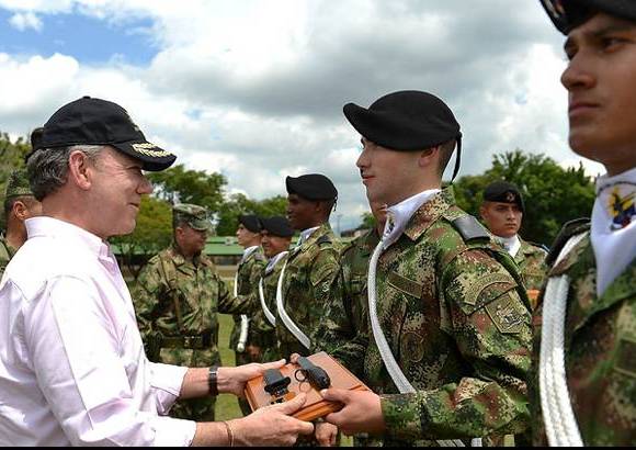 Cortesía Presidencia - Al acto asistió el mandatario Juan Manuel Santos, quien felicitó a los nuevos soldados de la patria, entre ellos su hijo menor Esteban.