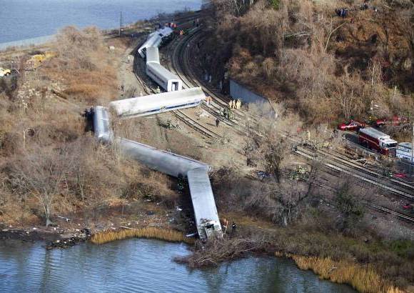 Reuters - Cuatro muertos y m&#225;s de 60 heridos es el balance provisional del descarrilamiento de un tren de pasajeros en el Bronx, en Nueva York, cerca del r&#237;o Hudson, informaron las autoridades.