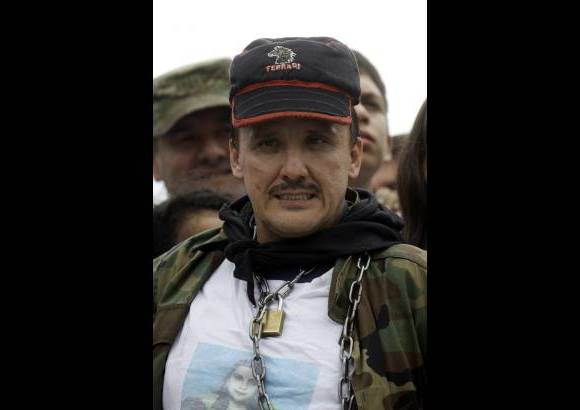 Colprensa-Andr&#233;s Torres - El sargento Arbey Delgado Argote, en la base a&#233;rea de Catam, en el reencuentro con su familia. A&#250;n llevaba en su cuello las cadenas del secuestro.