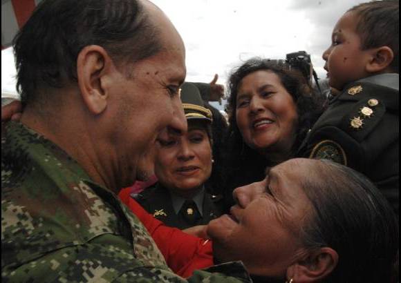 Ministerio de Defensa-Javier Casella - Tras casi 12 a&#241;os de secuestro, el general Luis Mendieta se reencontr&#243; con sus seres queridos.