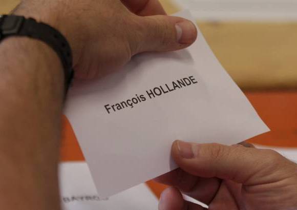 Reuters - El candidato socialista, François Hollande de 57 años, promete recortes del gasto público menos drásticos que Sarkozy y quiere elevar los impuestos a los más ricos para financiar la creación de empleos.