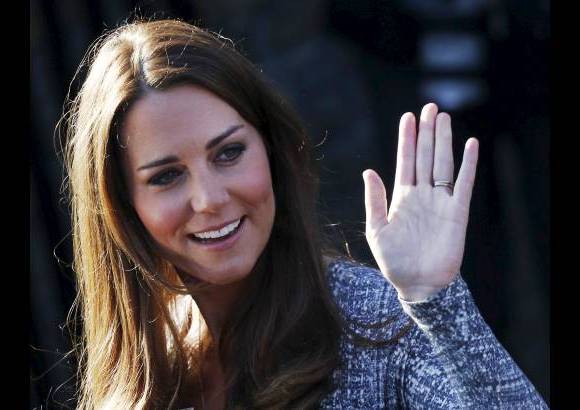 AP - La esposa del pr&#237;ncipe Guillermo visit&#243; el martes un centro de rehabilitaci&#243;n para adictas en el sur de Londres, donde las c&#225;maras captaron los primeros signos de su embarazo.