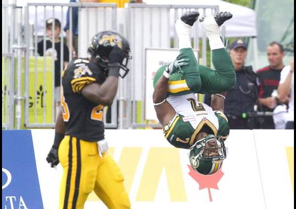 AP - Hugh Charles de los Esquimales de Edmonton hace una voltereta en la zona de anotaci&#243;n despu&#233;s de marcar un touchdown contra los Hamilton Tiger-Cats en la liga canadiense.