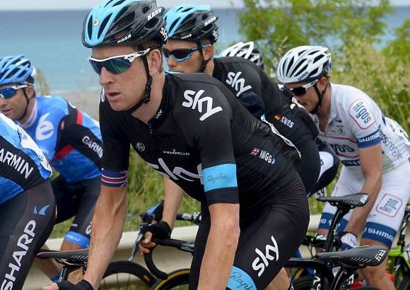 AP - Bradley Wiggins, l&#237;der del Sky, baj&#243; del segundo al sexto puesto al perder 17 segundos, mientras que Sergio Luis Henao escal&#243; al octavo puesto, a 37 segundos del l&#237;der.