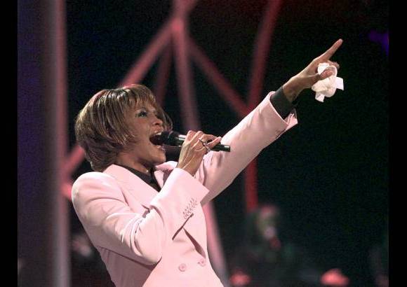 Reuters - La cantante no hab&#237;a regresado al n&#250;mero uno de ventas desde el gran &#233;xito de la banda sonora de la pel&#237;cula The Bodyguard, que permaneci&#243; en lo m&#225;s alto de las listas de &#233;xitos del pa&#237;s durante 20 semanas consecutivas.