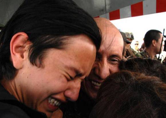 Ministerio de Defensa-Javier Casella - Un emotivo reencuentro del general Luis Mendieta con su familia.