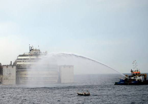 AP - Además, dos barcos de las organizaciones ecologistas Greenpeace y Legambiente navegarán junto al Concordia y realizarán análisis periódicos del agua para vigilar que el mar no sufra ningún tipo de contaminación.