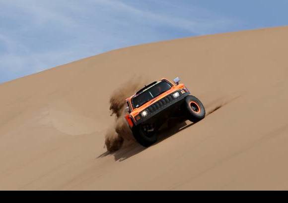 AP - El estadounidense Robby Gordon maneja con astucia y pericia su Hummer en la etapa de este jueves entre Fiambal&#225; (Argentina) y Copiap&#243; (Chile).