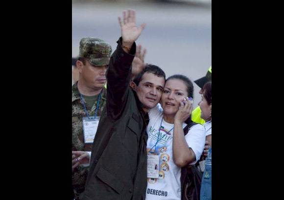 AP - El intendente Carlos Duarte Rojas, secuestrado el 11 de julio de 1999 en Puerto Rico, Meta, saludó a la prensa tras reencontrarse con su familia.