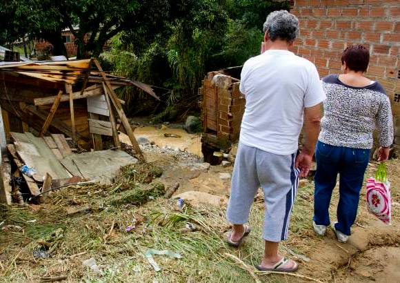 Esteban Vanegas - Una de las viviendas fue arrastrada en su totalidad por la fuerza de las aguas. Otra resultó destruida parcialmente y otras cinco se inundaron.
