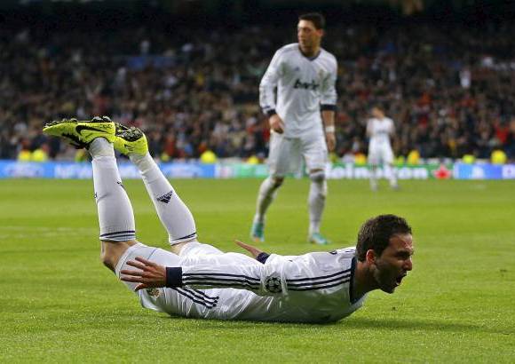AP - Con el Galatasaray roto y despu&#233;s de varias advertencias, lleg&#243; el tercero en una falta lanzada por Xabi Alonso que remat&#243; de cabeza Gonzalo Higua&#237;n.
