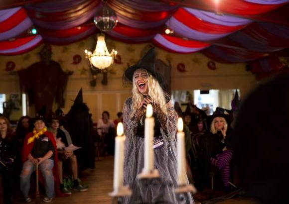 AP - Una bruja aspirante realiza una audición para trabajar como la bruja residente en las cuevas de Wookey Hole atracción turística en Somerset, Inglaterra.