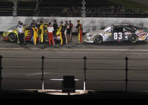 Reuters - La primera gran prueba automovil&#237;stica del a&#241;o en Estados Unidos dentro de la competici&#243;n Nascar, las 500 Millas de Daytona, hab&#237;a comenzado en la noche del lunes, tras un d&#237;a de aplazamiento por la lluvia, con un choque masivo en la segunda vuelta que dej&#243; fuera de carrera a Jimmie Johnson.