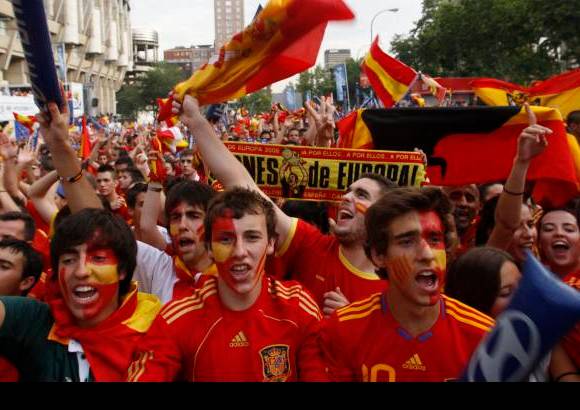 Reuters - Las expresiones de júbilo de cientos de hinchas españoles en Madrid gracias al triunfo de su selección.