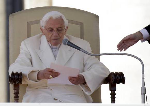 AP - &quot;No abandono la Cruz&quot;, dijo y fue largamente aplaudido por casi todos, cada vez m&#225;s emocionados, mientras el papa sin inmutarse aseguraba que &quot;la Iglesia est&#225; viva&quot;.