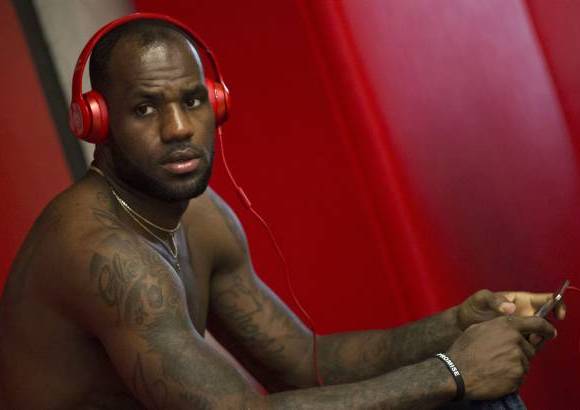 AP - LeBron James jugar&#225; en Brasil contra quien fuera su equipo, los Miami Heat. James juega ahora en los Cleveland Cavaliers.