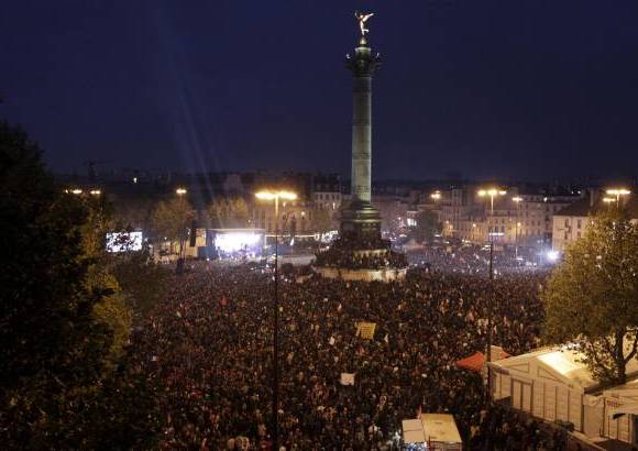 Reuters - Miles de simpatizantes de izquierda, seguidores del socialista François Hollande, festejaron en las calles de Francia.