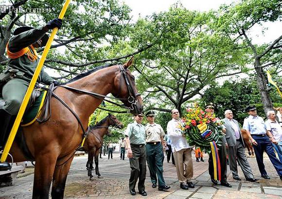Colprensa - Con una ofrenda floral en el Centro Administrativo Municipal, el alcalde de Cali, Rodrigo Guerrero y las autoridades militares y de Policía, recordaron los 202 años de la independencia.