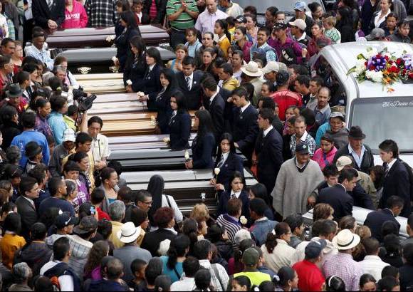 Foto Manuel Saldarriaga, enviado especial - Un multitudinario adiós dio este viernes la comunidad de Santa Rosa de Osos a los 10 campesinos asesinados.