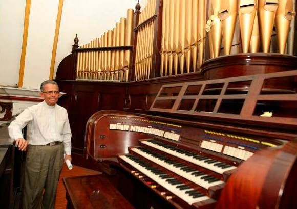Juan Antonio S&#225;nchez - El Padre Pati&#241;o ha revisado personalmente el estado de las flautas del &#243;rgano, muchas de ellas partidas o mal soldadas.