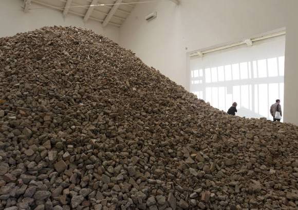 AP - Una de las obras m&#225;s visitadas es la de la artista espa&#241;ola Lara Almarcegui: una monta&#241;a de seis toneladas de escombros.