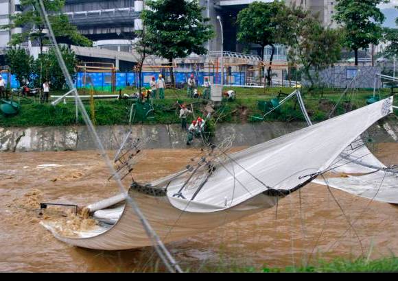 Esteban Vanegas - Las fuertes lluvias causaron otra vez traumatismo en la capital antioque&#241;a. El aguacero da&#241;&#243; parte de la estructura de los alumbrados sobre el r&#237;o Medell&#237;n.