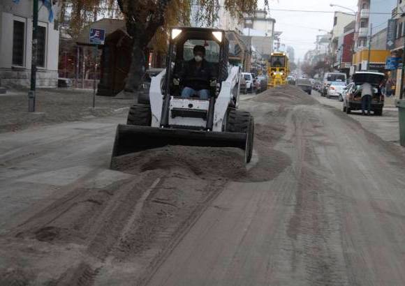 AP - El aeropuerto de la ciudad tur&#237;stica argentina de Bariloche fue cerrado por la gran cantidad de ceniza volc&#225;nica que cay&#243; en la zona.