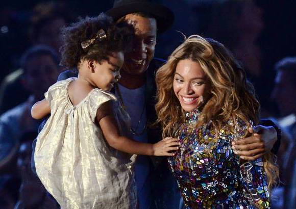 AFP - Marido e hija la acompa&#241;aron a recibir el Premio Michael Jackson al Video Vanguardia. Beyonce bes&#243; a Blue Ivy y tambi&#233;n a Jay Z, quien la llam&#243; &quot;la artista viva m&#225;s grande&quot;.