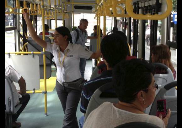 - Cada autob&#250;s cuenta con una funcionaria que le resuelve dudas a los pasajeros.