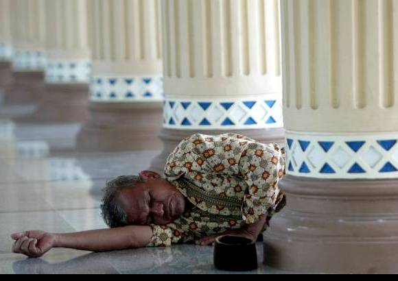 AP - El Ramadán empezó en Egipto, Jordania, Siria, Arabia Saudí, Emiratos Árabes Unidos, Qatar, el Yemen, Kuwait y Sudán.